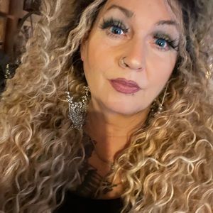 Meet your Posher, Gina⭐️⭐️⭐️⭐️⭐️ posh ambassador and five star rated seller